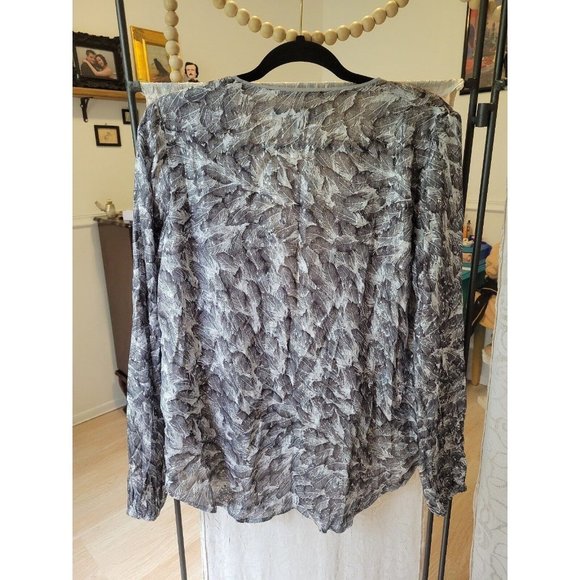 Nwt sz 10 white house black market silver feather print surplice blouse metallic - Picture 2 of 4